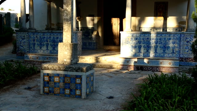 Cruz-de-piedra-frente-de-pie-de-la-ermita-antigua-en-Portugal,-destino-de-viaje
