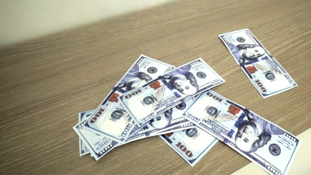 Fallende-hundert-Dollar-Banknoten-hautnah