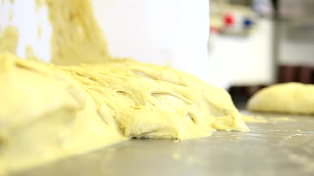 chef-pastelero-manos-preparando-la-masa-para-las-palomas-de-la-torta-de-Pascua