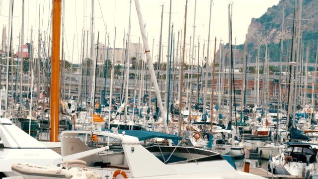 Masten-der-Yachten-und-Segelboote-im-Hafen-oder-Bucht-von-Barcelona