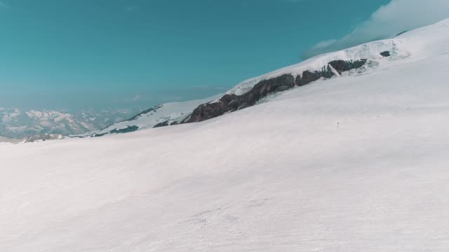 Vista-aérea-del-paisaje-de-las-montañas-rocosas-nevadas-de-naturaleza-escénica