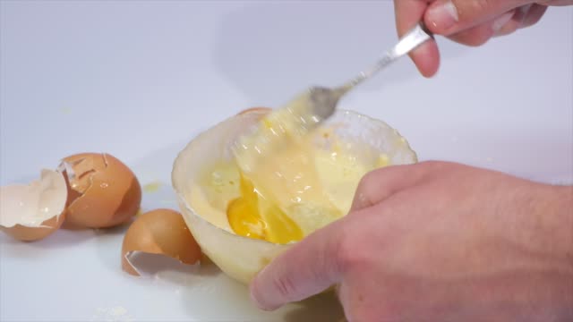 Romper-el-huevo-en-un-bol-con-la-harina