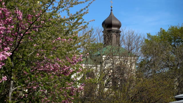 Florecientes-árboles-contra-el-fondo-de-la-iglesia-ortodoxa-de-Pascua