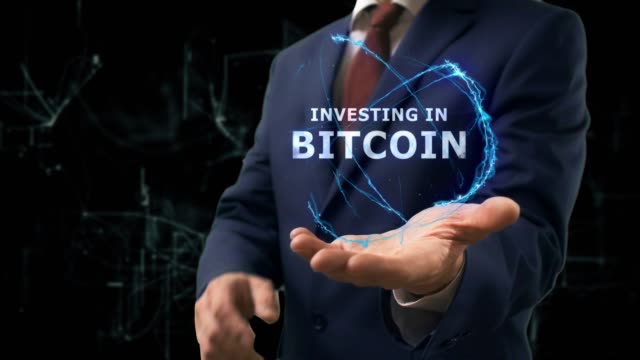 Hombre-de-negocios-muestra-el-holograma-del-concepto-inversión-en-Bitcoin-en-su-mano