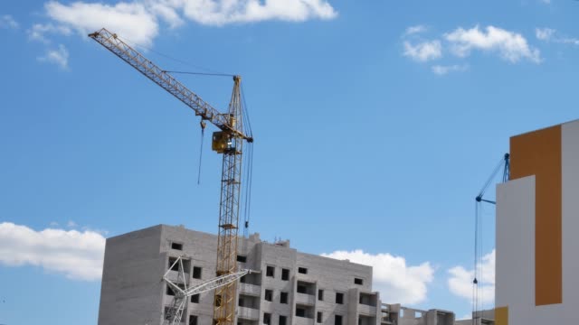 Construction-cranes-for-building-skyscraper