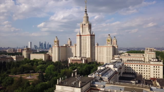 sonnigen-Tag-Moskau-Stadt-berühmten-Universität-aerial-Panorama-4k-Russland