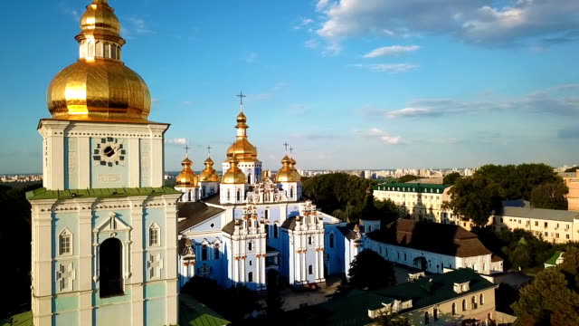 Monasterio-de-San-Miguel-cúpulas-doradas-en-Kiev-Ucrania.-Vista-desde-arriba.-imágenes-aéreas-de-drone