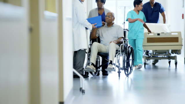 African-American-behinderten-Mann-im-Rollstuhl-im-Krankenhaus