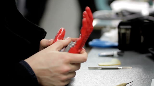 Nahaufnahme-der-bionische-Hand-wird-durch-den-Fachmann-in-seiner-Werkstatt-angesehen