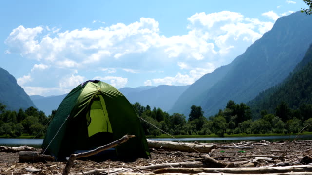 Ein-Tourist-Zelt-steht-am-Ufer-des-Sees.