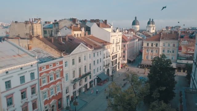 LEMBERG,-UKRAINE.-Panorama-der-antiken-Stadt.-Die-Dächer-von-Altbauten.-Vögel-fliegen.-Luftbild