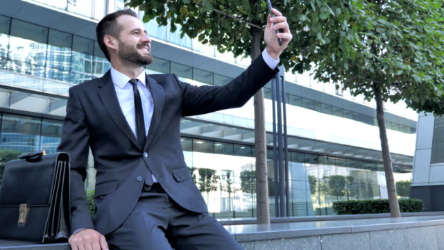 Geschäftsmann-nehmen-Selfie-auf-Handy