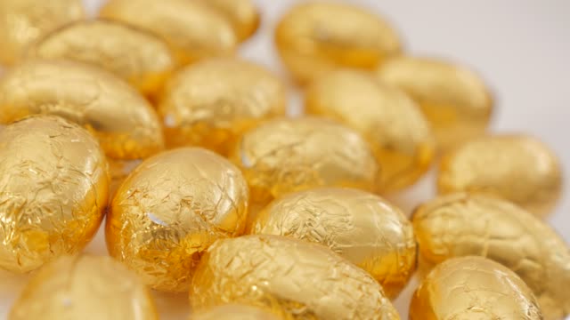 Goldene-Schokolade-Ostereier-auf-weiße-Fläche-langsam-schwenken-4K