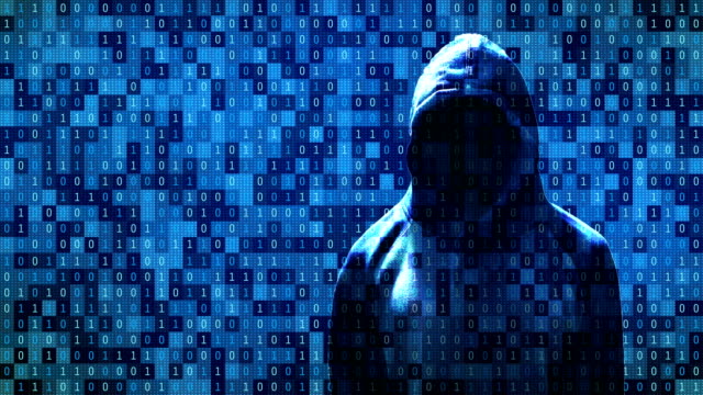 Hacker-vor-01-oder-binäre-Zahlen-auf-dem-Computerbildschirm-auf-Monitor-Hintergrund-Matrix,-Digital-Data-Codes-in-Sicherheit-Security-Technologie-Konzept-steht.-Anonym