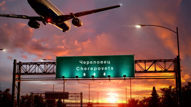 Cherepovets-aterrizaje-de-avión-durante-un-maravilloso-amanecer