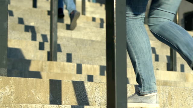 Weg-zum-Erfolg,-haben-junge-Menschen-ihre-aufsteigende-Treppe-im-Universitätsgebäude