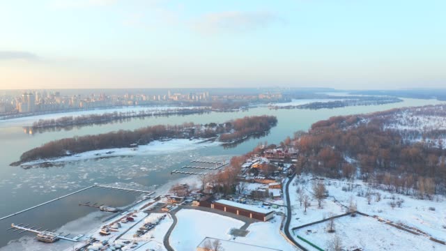 Luftaufnahme-des-Obolon-Kreis-Kiew-Stadt-im-Winter,-Ukraine