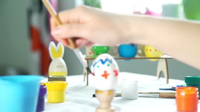Patrones-de-dibujo-de-mujer-en-el-huevo-de-Pascua