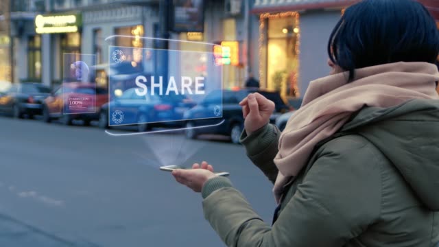 Unerkennbare-Frau,-die-auf-der-Straße-steht,-interagiert-HUD-Hologramm-mit-Text-Share