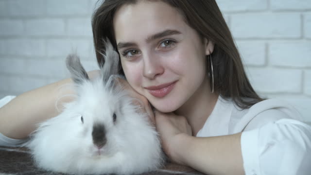 Chica-con-conejo-de-Pascua