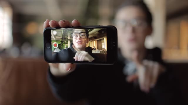 Junge-Bloggerin-erhält-Video-auf-Smartphone
