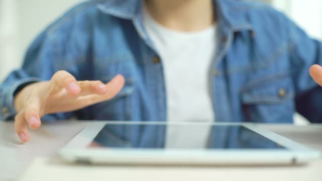 Nahaufnahme-der-Kinder-Finger-berühren-Bildschirm-des-Tablets-beim-Spielen-online