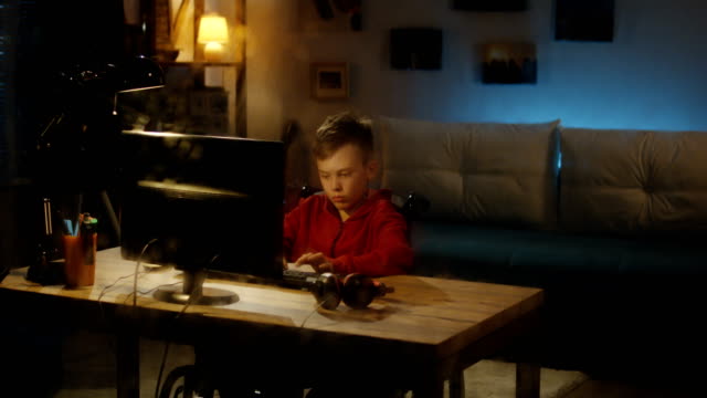 Behinderter-Junge-am-Computer