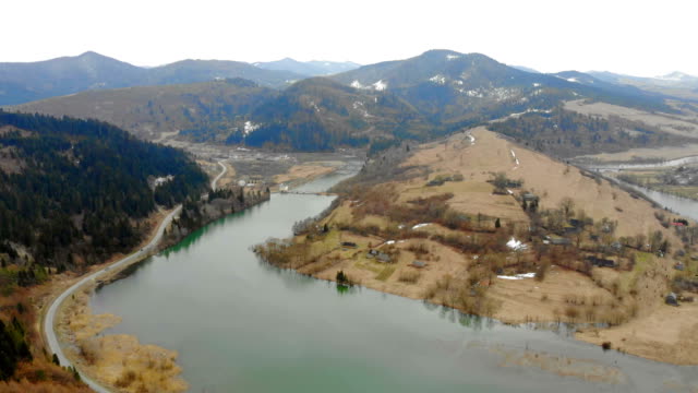Bergsee-bei-bewölktem-Wetter-von-der-Drohne-entfernt-Schöne-Herbstlandschaft-mit-Wald-und-Bergen.