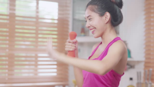 Mujer-blogger-asiática-hacer-Vlog-cómo-dieta-y-peso-perdido,-mujer-joven-usando-la-grabación-de-la-cámara-cuando-ella-come-yogur-en-la-cocina.-Influencer-estilo-de-vida-mujeres-concepto-saludable.