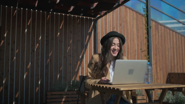 Liebliches-Mädchen-in-einem-Park-mit-ihrem-persönlichen-Laptop