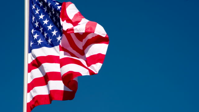US-Flagge-gegen-den-Himmel