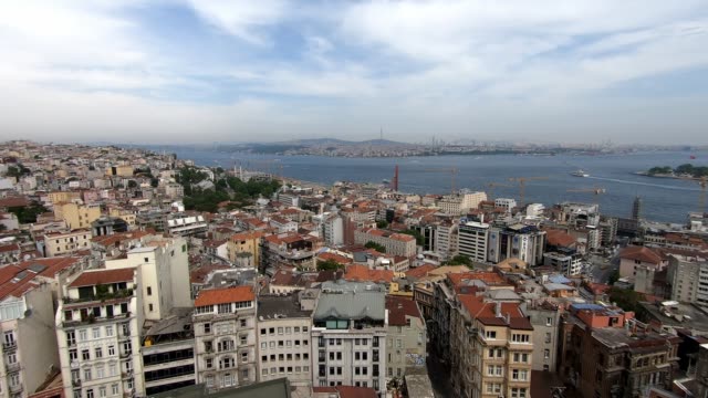 Schöne-Panoramablick-auf-Istanbul,-viele-Häuser-und-Straßen,-schöner-Himmel-und-Meer-mit-Schiffen,-schöne-Zeitraffer