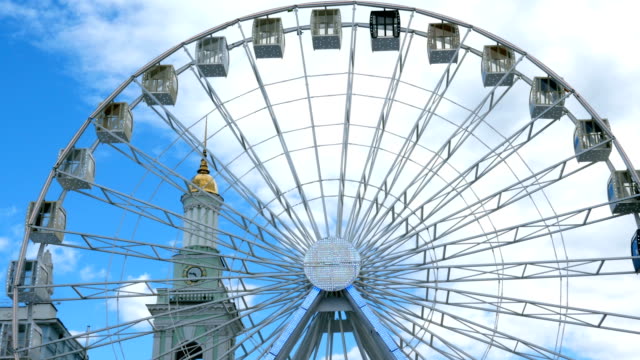 Close-up-big-white-ferris-wheel-rotates-in-Kiev-city,-Ukraine,