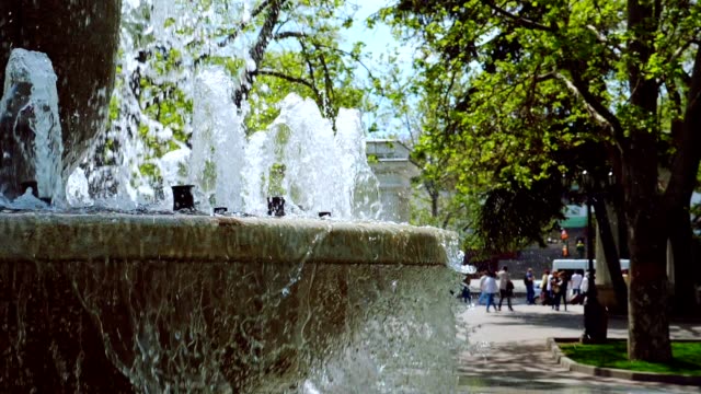 Jets-of-the-fountain-in-slow-motion.