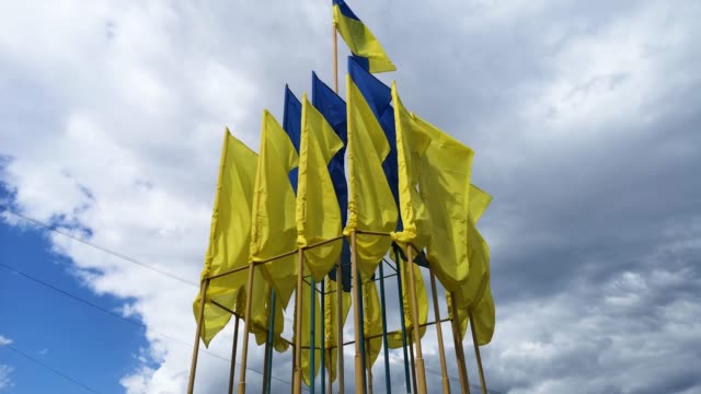 Banderas-ucranianas-revoloteando-en-el-viento-contra-un-cielo-azul.-Colores-amarillo-azul-saturados-brillantes.