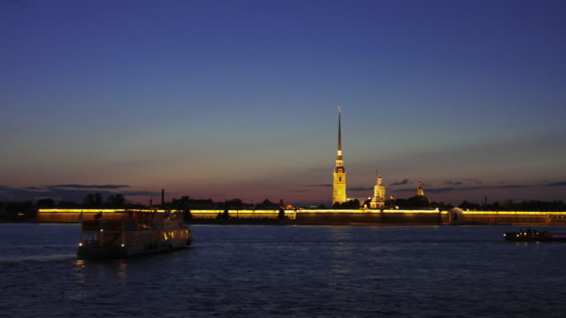 Zeitraffer-der-Nacht-mit-Peter-und-Paul-Festung,-Sankt-Petersburg,-Russland.-Schiffe-auf-dem-Fluss-Newa