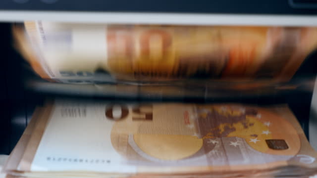 Euro-bills-are-getting-counted-mechanically