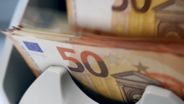 Bills-of-euros-are-getting-calculated