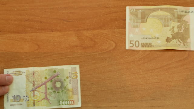 zwei-Hände-bewegen-bulgarisches-Geld-und-Euro