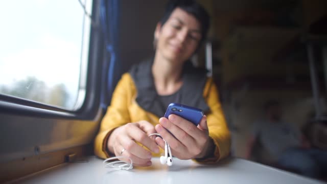 girl-holding-a-smartphone,-using-headphones