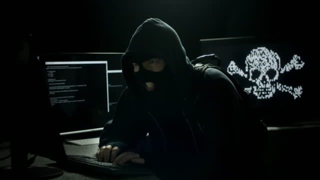 Internet-Piraterie-Hacker-erwischt-und-läuft-weg