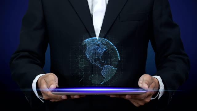 4K.-hombre-de-negocios-en-traje-negro-sosteniendo-tableta-tableta-con-holograma-digital-azul-del-mundo-gira-por-encima-en-la-pantalla-de-la-tableta