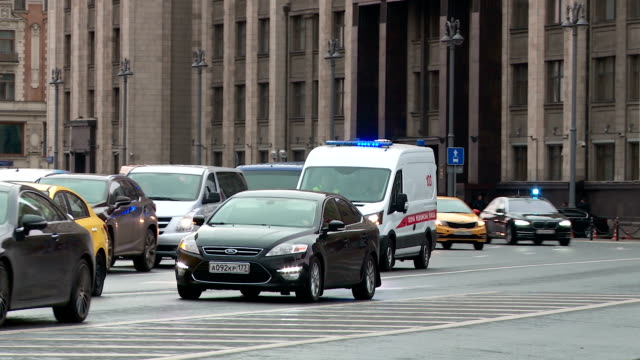 El-tráfico-de-otoño-de-Moscú-atasca-equipo-especial-de-la-policía-ambulancia
