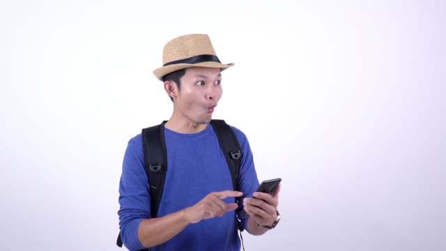 Asiatische-Thai-Tourist-mit-Smartphone-für-online-einkaufen-auf-weißem-Hintergrund