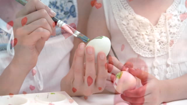 Madre-e-hija-pintando-huevos-de-pascua