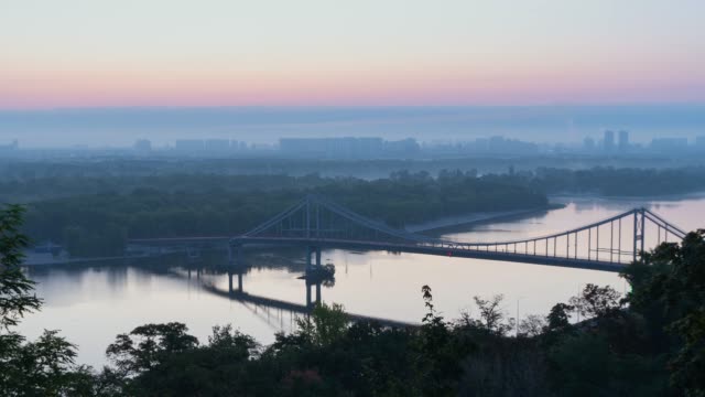 Día-sobre-el-río-Dnieper-en-Kiev.-Hermoso-amanecer-sobre-la-plaza-Postal-en-Kiev.-Vídeo-de-Kiev-en-el-río-Dnieper.-Rayo-solar.-Fotografía-aérea-de-principios-de-Kiev