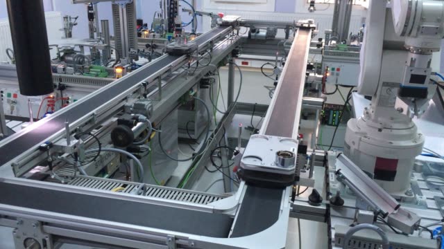 Industry-4.0-smart-factory-concept;-robot-arm-assembles-the-product