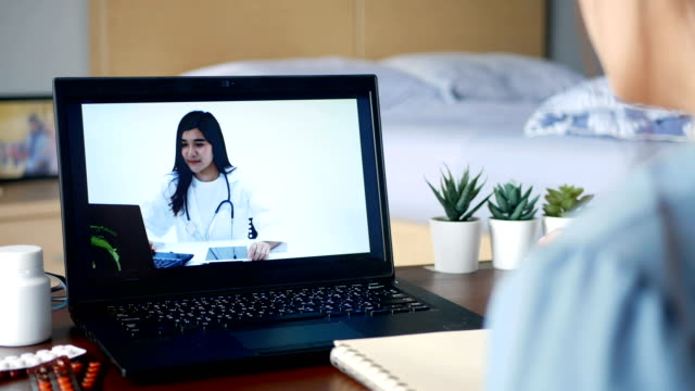 mujer-enferma-usar-videoconferencia,-hacer-consulta-en-línea-con-el-médico-en-la-computadora-portátil,-paciente-preguntar-al-médico-sobre-la-enfermedad-y-la-medicación-a-través-de-videollamada.-Telesalud,-Telemedicina-y-hospital-online