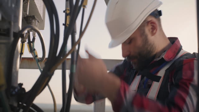 Engineer-working-on-a-cellular-tower