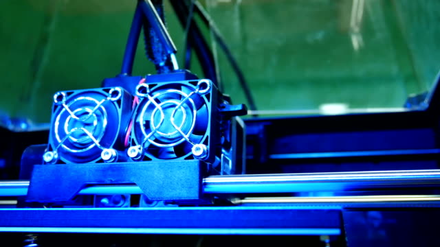 3D-Drucker-für-Druckermodell.-Arbeiten-im-Labor,-3D-Drucktechnologie,-Qualität-UHD-Videomaterial